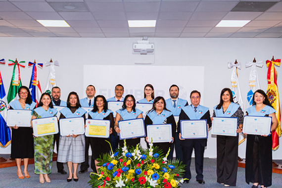 Entrega de títulos a alumnos de UNIB en Guatemala. 
